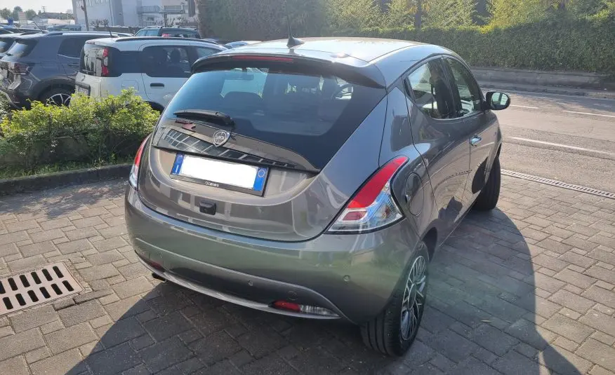 LANCIA YPSILON 1.0 HYBRID PLATINO S&S