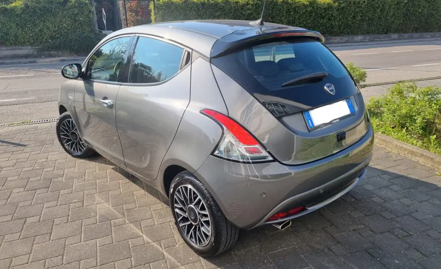 LANCIA YPSILON 1.0 HYBRID PLATINO S&S