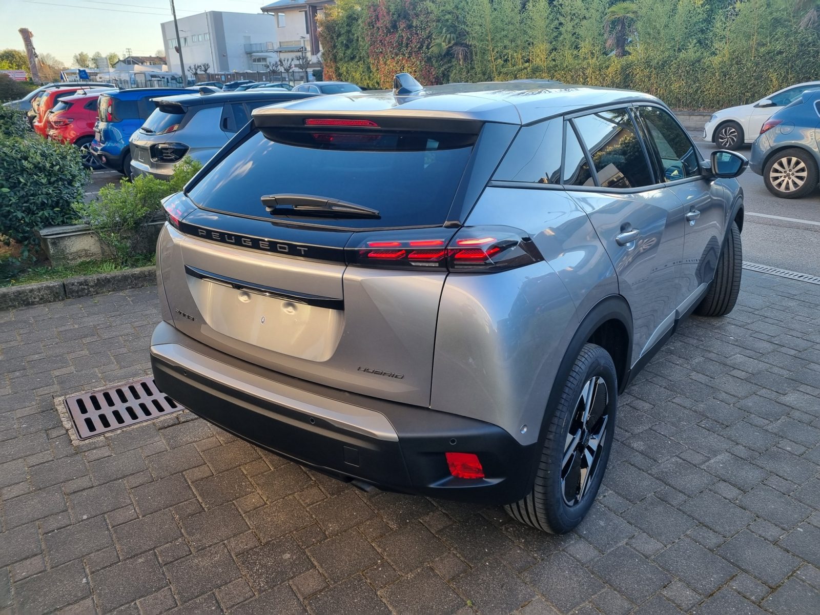 PEUGEOT 2008 1.2 HYBRIDE ALLURE 145cv e-dcs6