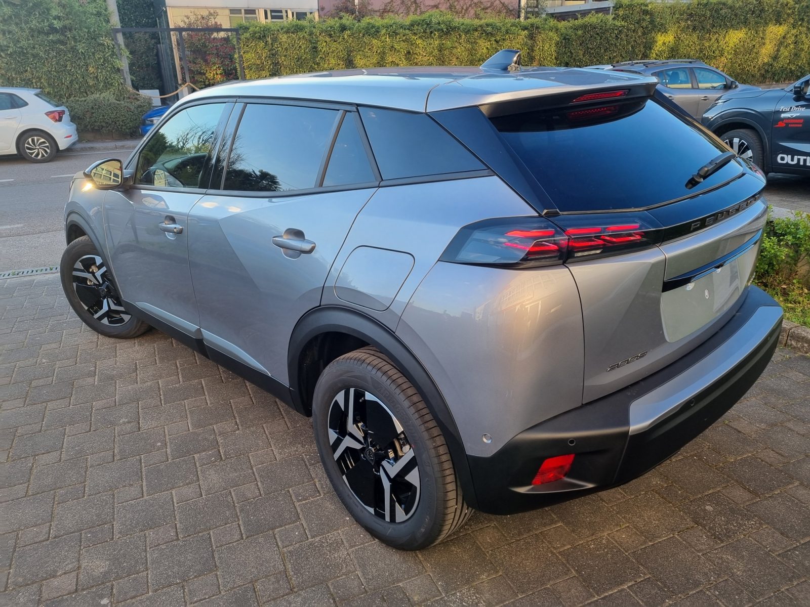 PEUGEOT 2008 1.2 HYBRIDE ALLURE 145cv e-dcs6