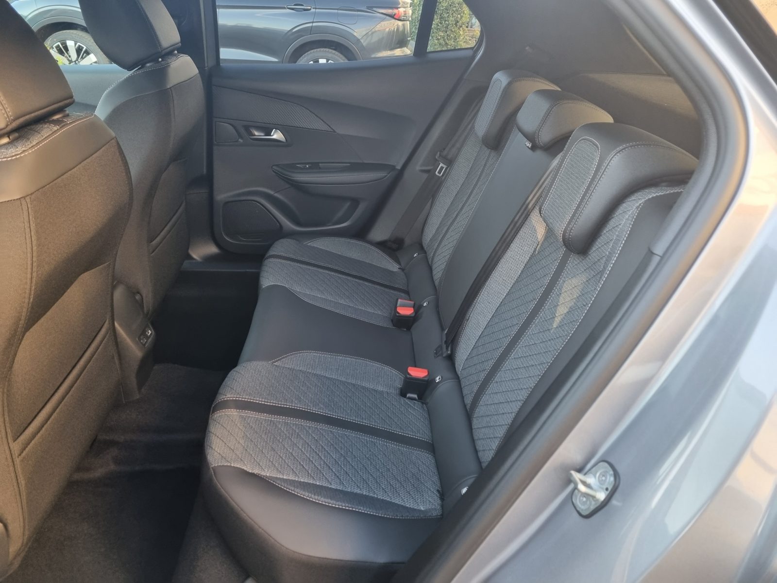 PEUGEOT 2008 1.2 HYBRIDE ALLURE 145cv e-dcs6