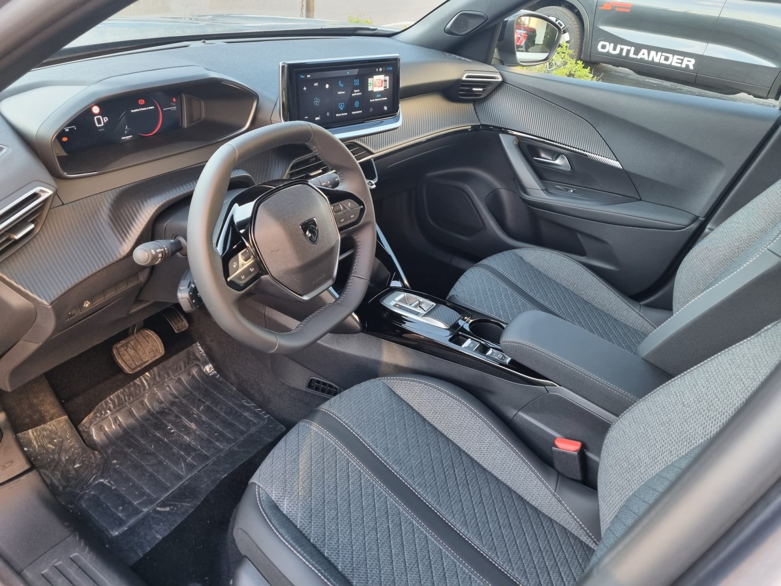 PEUGEOT 2008 1.2 HYBRIDE ALLURE 145cv e-dcs6