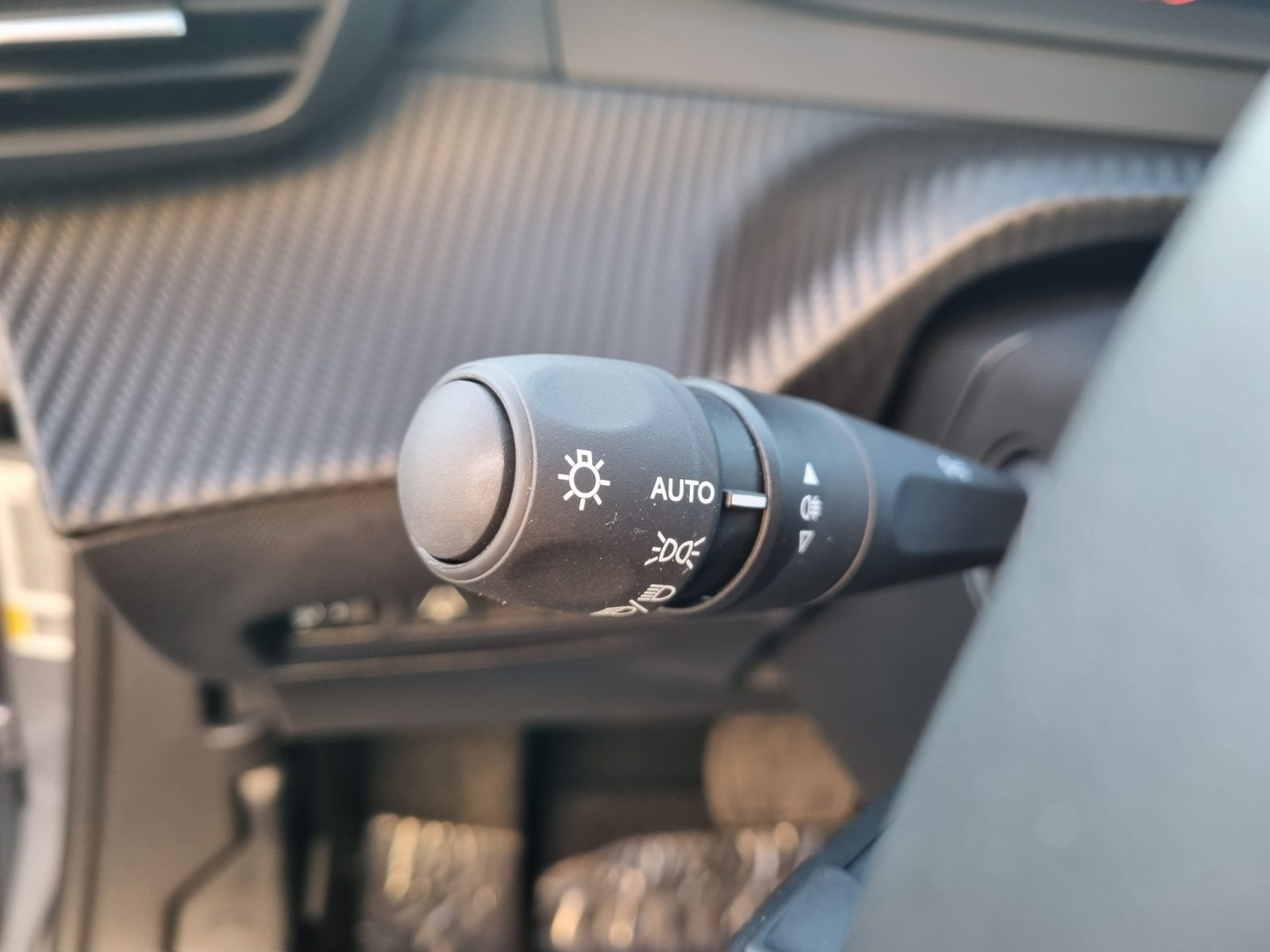 PEUGEOT 2008 1.2 HYBRIDE ALLURE 145cv e-dcs6