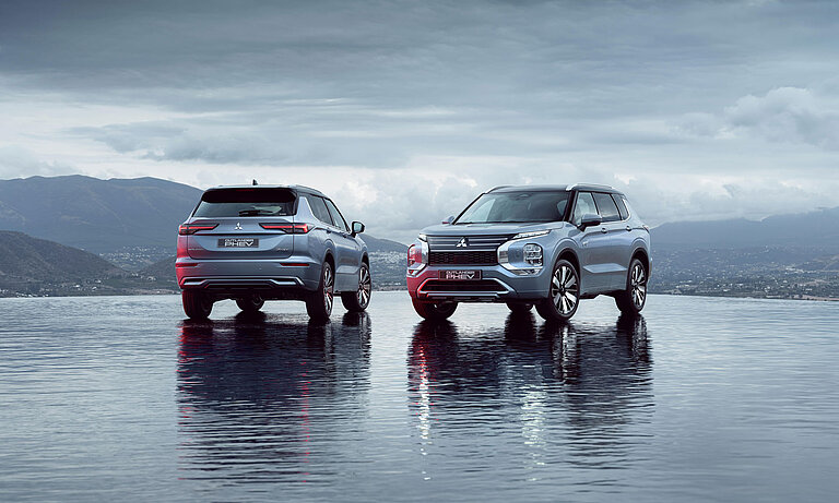 csm_25MY_OUTLANDER_PHEV_Instyle_Hero_2cars_static_Mid-Resolution-JPEG-rev-1_1c08f3d784